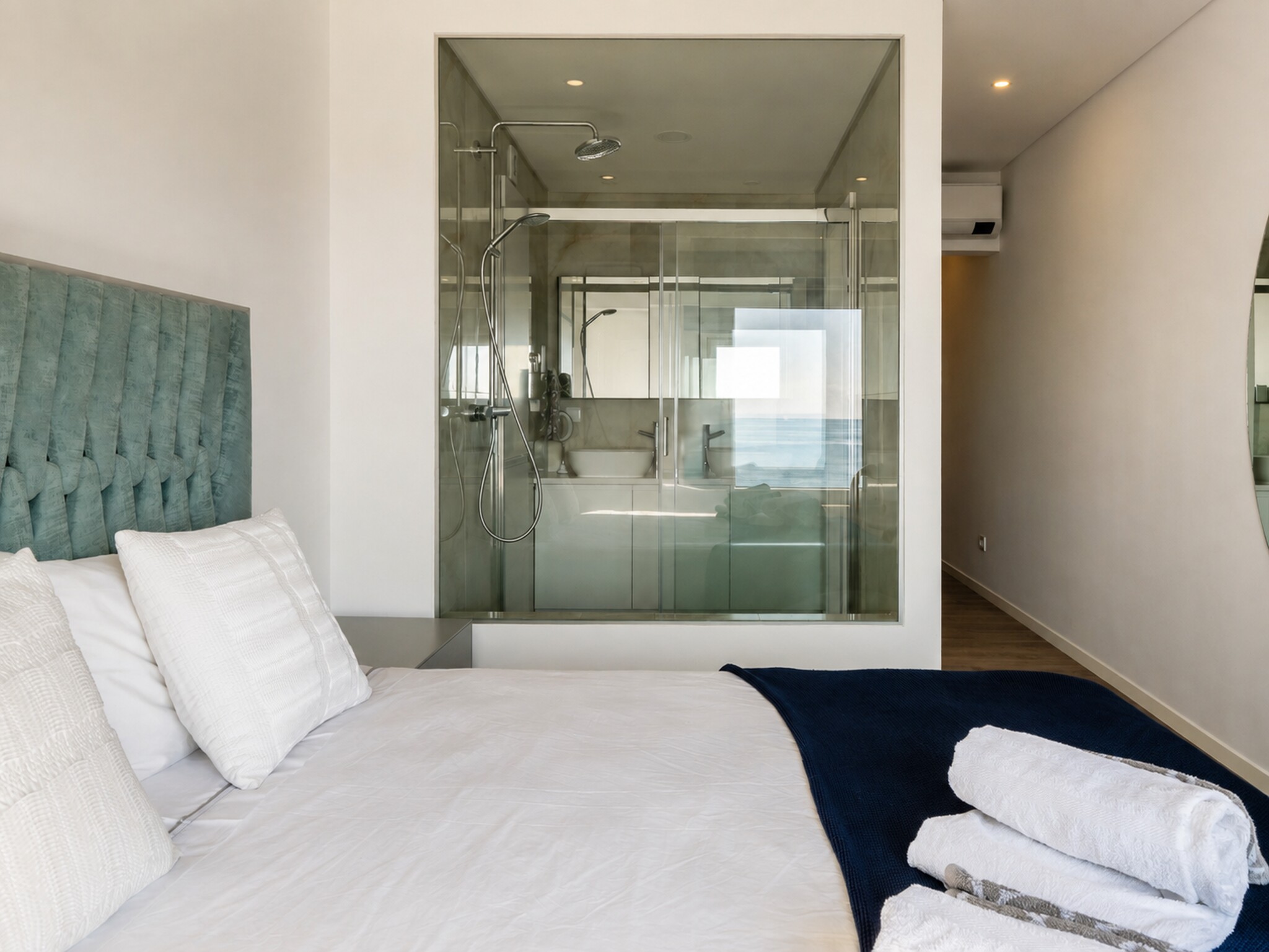 Quarto principal com casa de banho envidraçada
