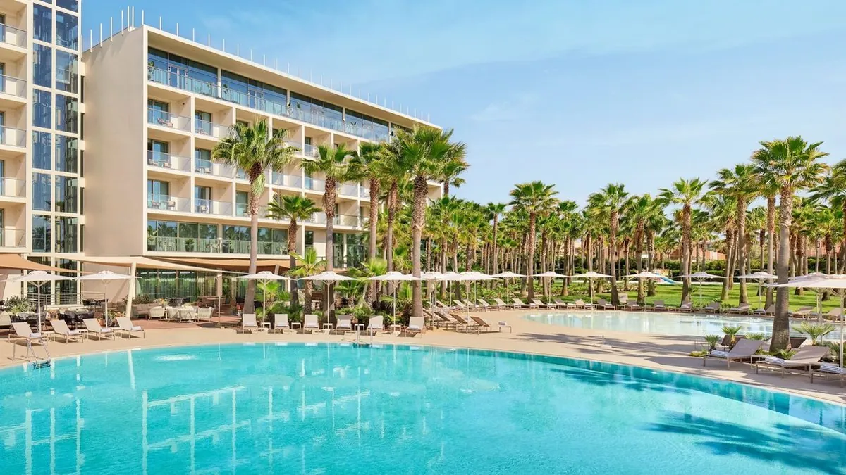 Swimming pool and palm-lined accommodation buildings at Algarve Marriott Salgados.