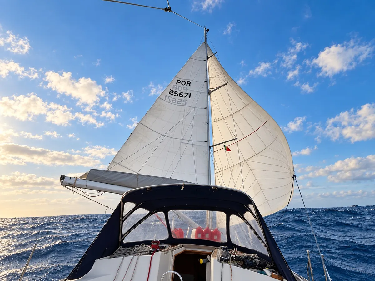 View from ZERO’s cockpit towards the sail, mast and blue sky.