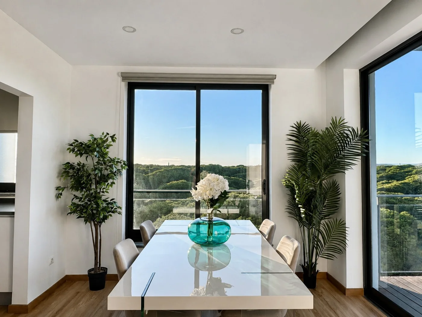 Dining table and bright living area at Sundown Pines in Vilamoura.