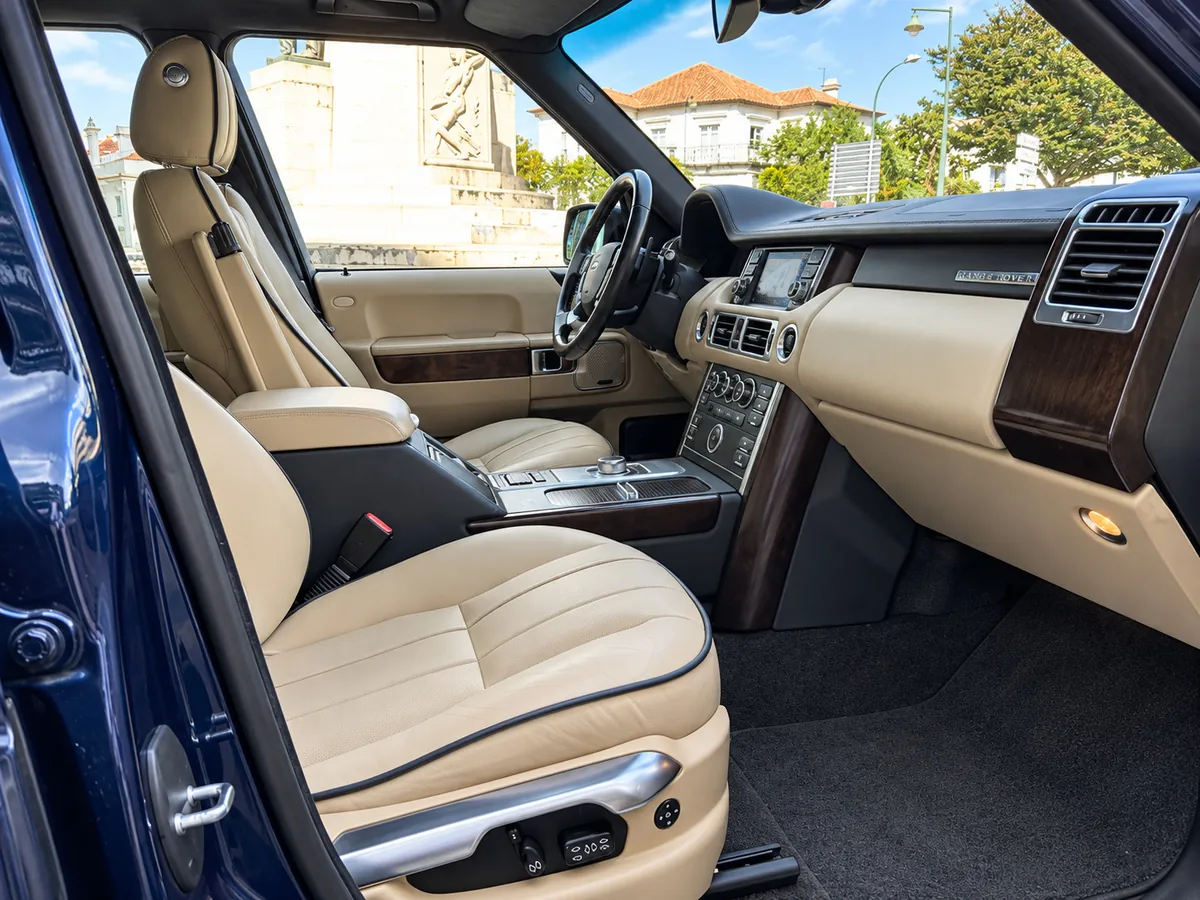 Cream leather seats, wood trim and dashboard inside the Range Rover L322.