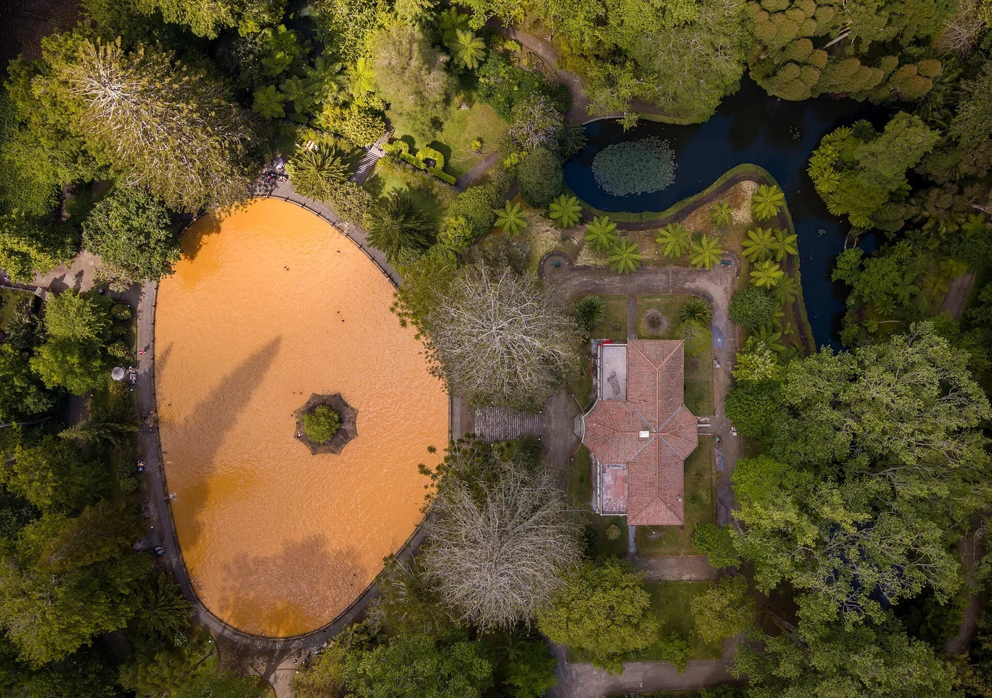 An aerial view of the thermal pool and gardens in Parque Terra Nostra.