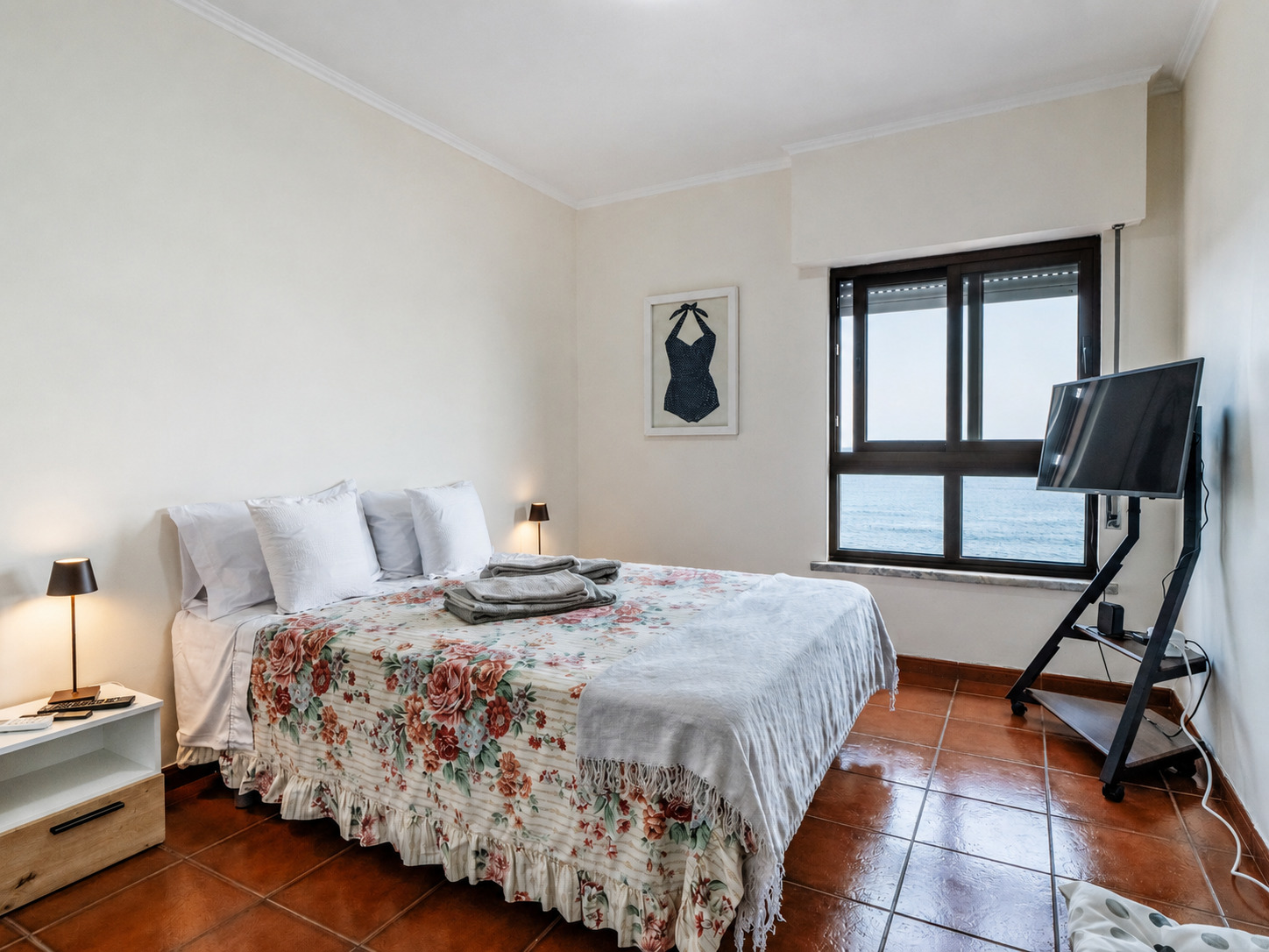 Quarto principal com cama de casal e vista mar
