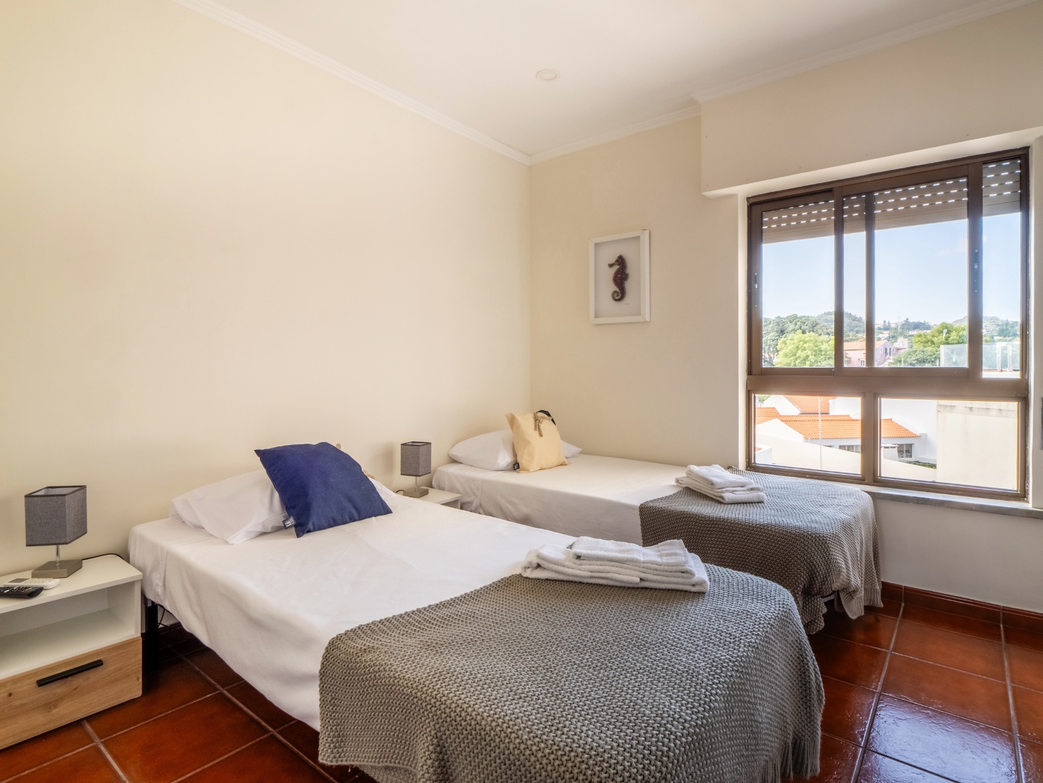 Quarto com duas camas individuais e vista sobre a paisagem