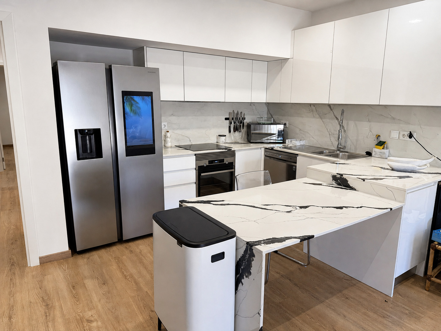 Cozinha contemporânea totalmente equipada