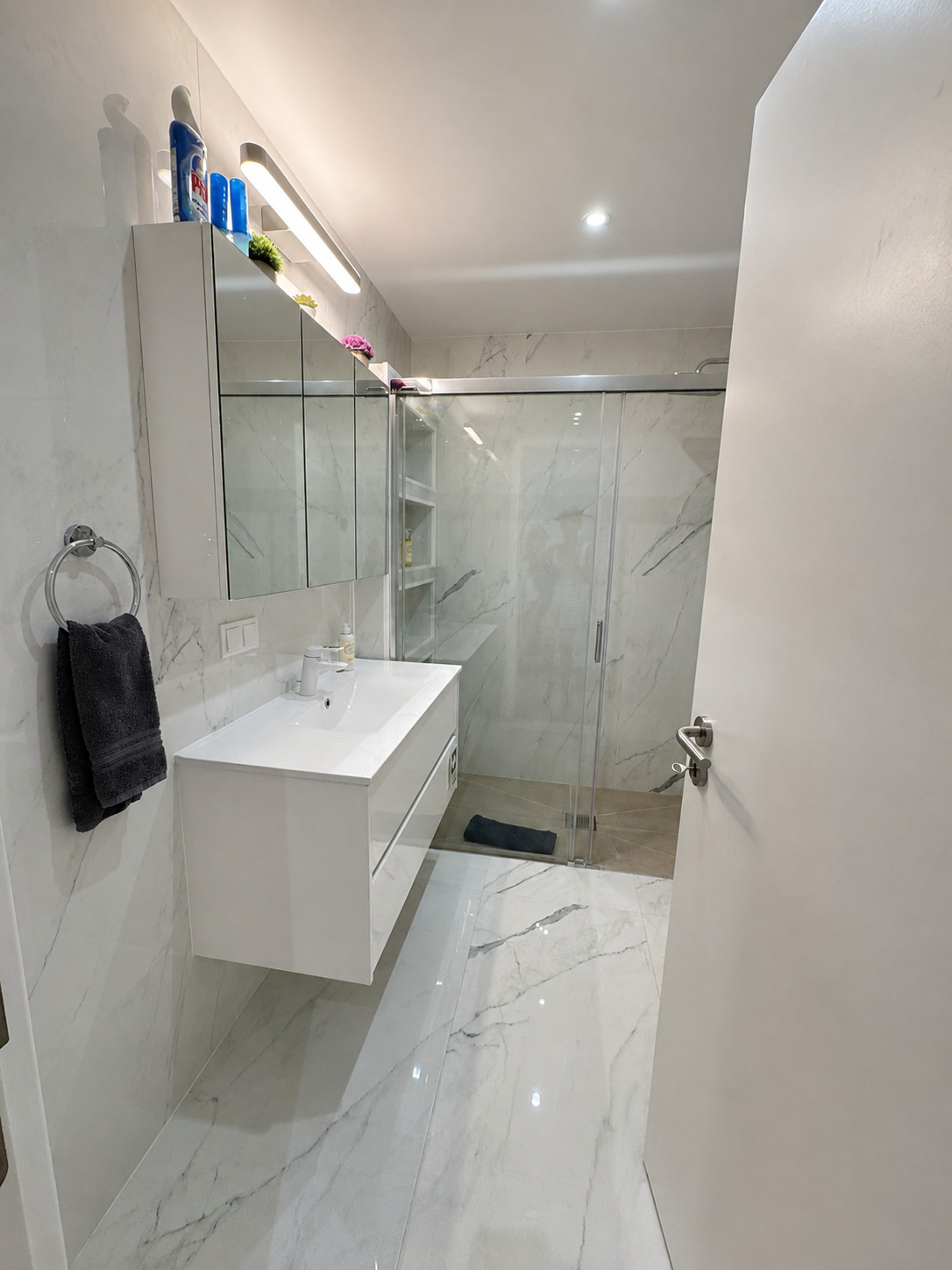 Segunda casa de banho com duche